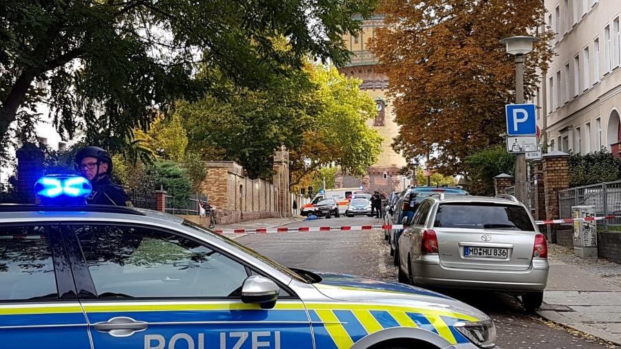 9.out.2019 - Policiais isolam área onde homens dispararam tiros perto de uma sinagoga em Halle, na Alemanha - Marvin Gaul/Reuters