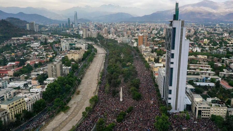 Manifestantes tomam ruas de Santiago, capital do Chile - Martin BERNETTI / AFP