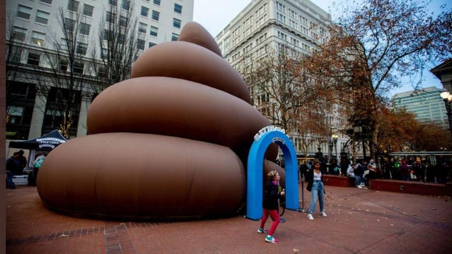 Cocô gigante aparece em Portland (EUA) - Reprodução/Twitter