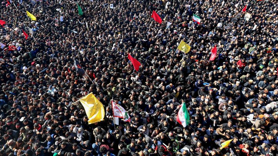 07.jan.2020 - Milhares acompanham o funeral do general Qassim Suleimani em Kerman, no Irã. O corpo do militar chegou à cidade natal dele após três dias de funeral e será enterrado lá - ATTA KENARE / AFP