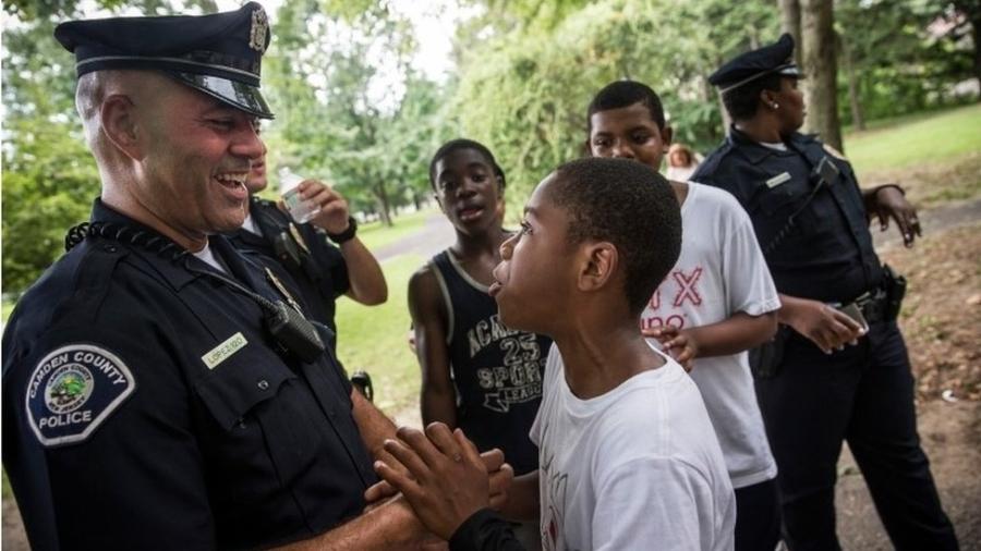 A polícia de Camden (EUA) adotou novos métodos e uma filosofia diferente de trabalho há sete anos - Getty Images