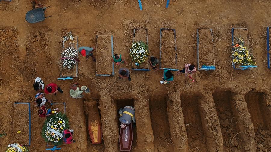 26.fev.21 - Enterros no Cemitério Parque Taruma em Manaus, primeiro estado brasileiro a enfrentar colapso no sistema de saúde - Bruno Kelly/Reuters