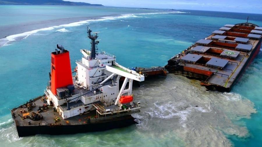 Navio encalhado se partiu em dois nas Ilhas Mauricio - Reprodução/SRF