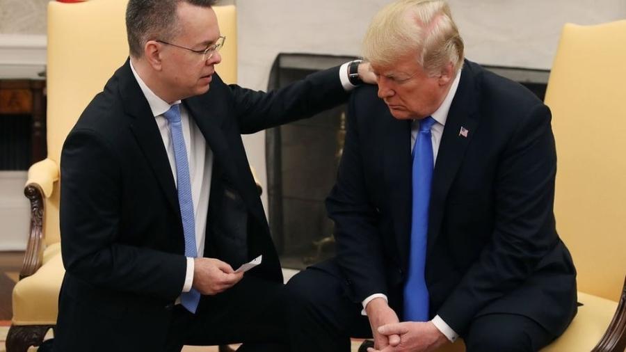 Donald Trump com o pastor cristão evangélico Andrew Brunson orando no Salão Oval em 2018 - Getty Images