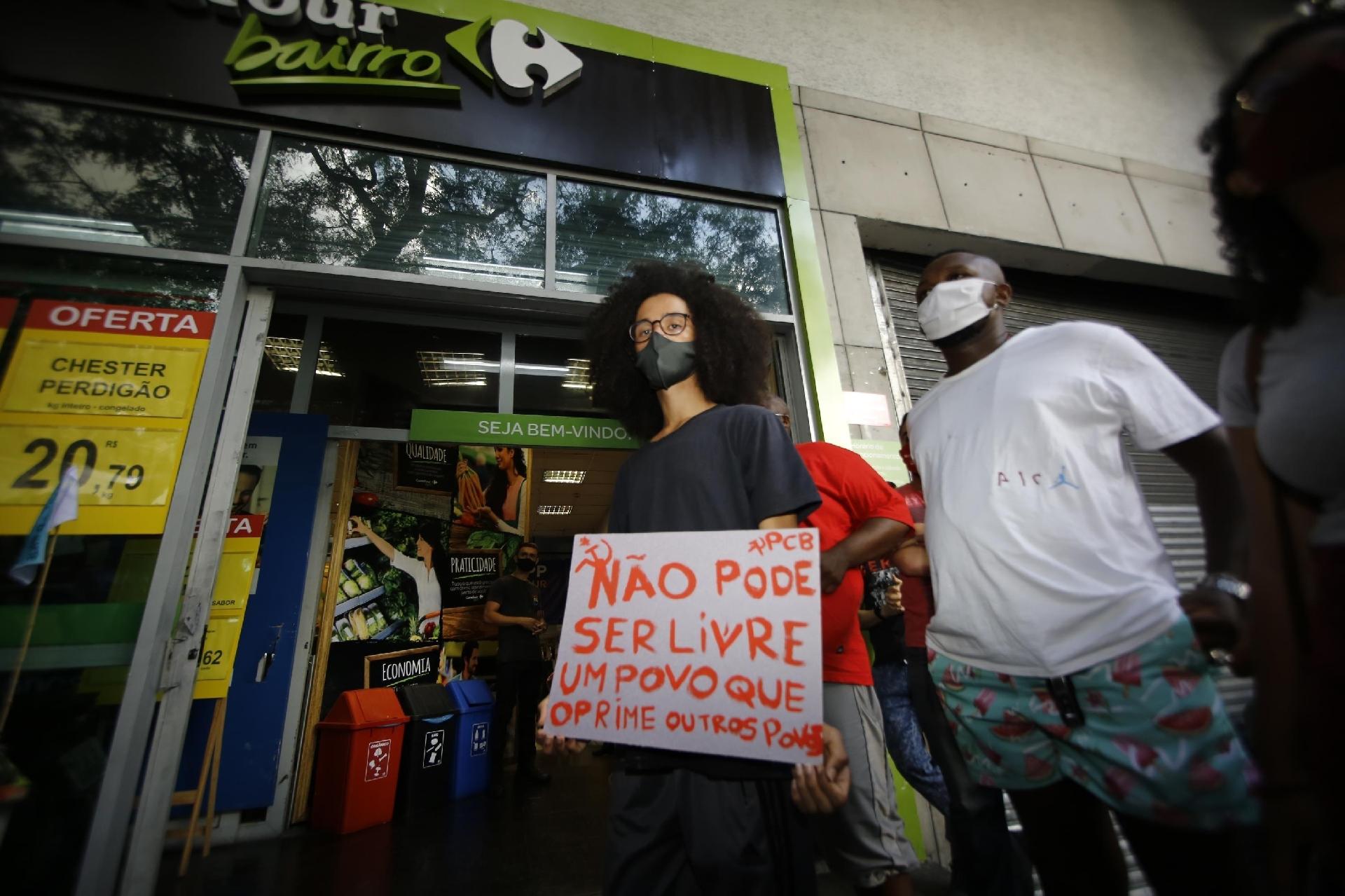 20/11/2020 - Manifestação na porta de mercados da rede Carrefour de Belo Horizonte (MG). O protesto passou por dentro do Shopping Cidade, e contou com a presença do Rapper Djonga -
                                                    Allan Calisto/Futura Press/Estadão Conteúdo