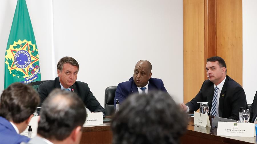 Marcelo Magalhães (ao centro) com o presidente Jair Bolsonaro e o senador Flávio Bolsonaro durante audiência - Alan Santos/Presidência da República