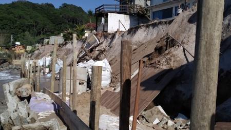 Bom Dia Santa Catarina, Muro desaba no bairro Pedra Branca, na Grande  Florianópolis