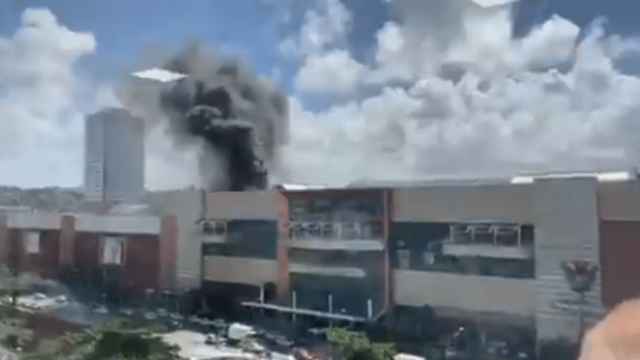 Incêndio no Salvador Shopping filmado de prédio vizinho; apenas um restaurante foi atingido, sem vítimas - Reprodução/Twitter