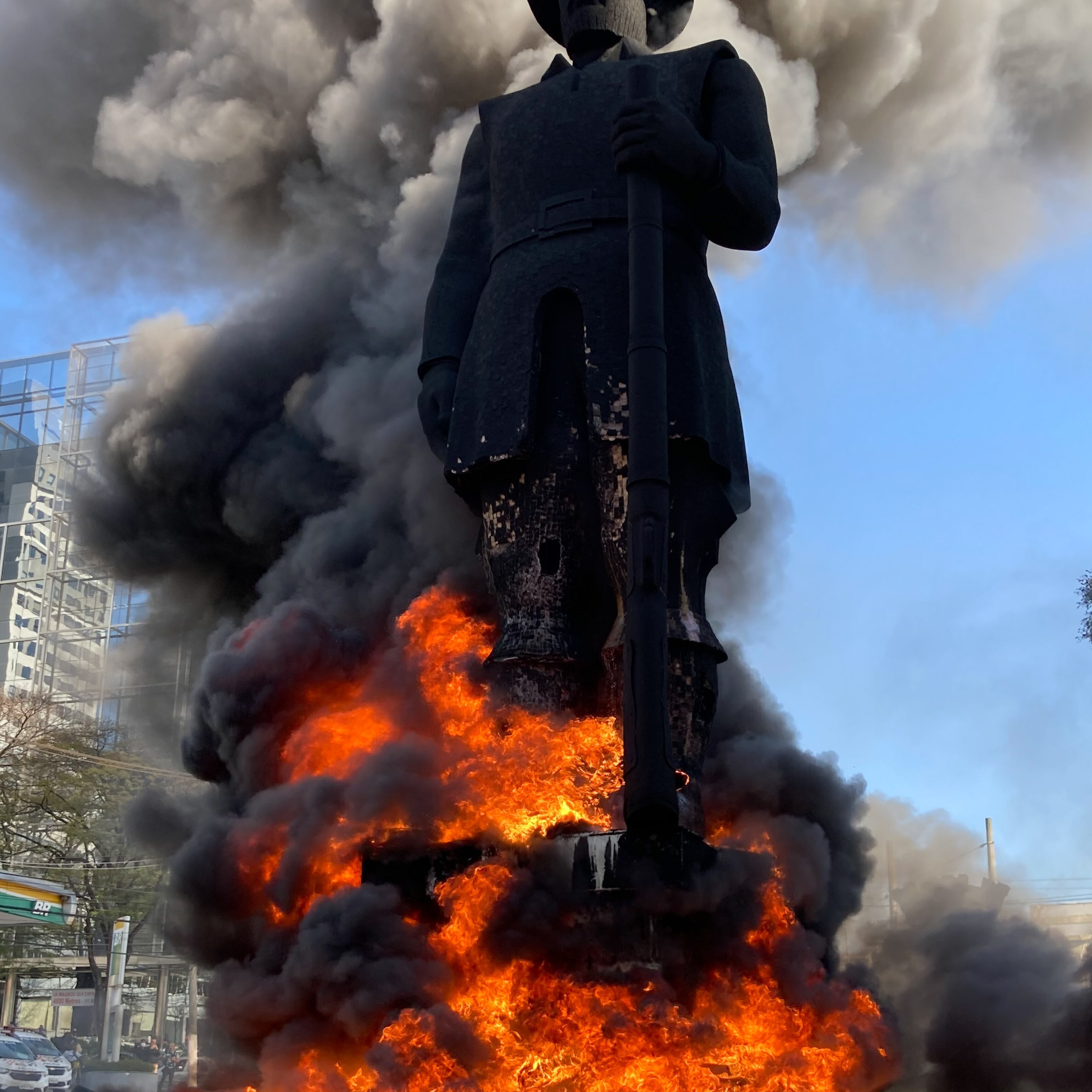 Justiça de SP condena motoboy por incendiar estátua de Borba Gato; ato  alçou debate sobre homenagens a escravocratas - Radar Amazônico