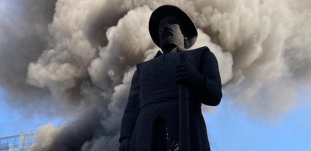 Estátua de bandeirante | Estátua de Borba Gato é incendiada por grupo em São Paulo