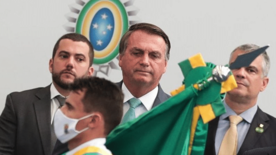 Bolsonaro em cerimônia militar em 1° de setembro; para cientista político Christian Lynch, presidente tenta dar demonstração de força para tentar "blindar" a si próprio e a filhos - EPA