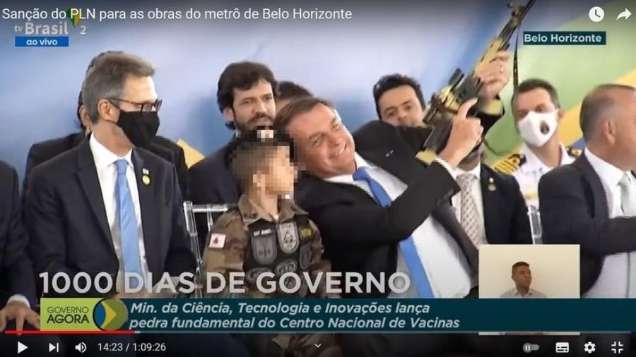Bolsonaro chamou criança fardada e com réplica de arma para sentar ao seu lado em evento em Belo Horizonte - Reprodução/ TV Brasil