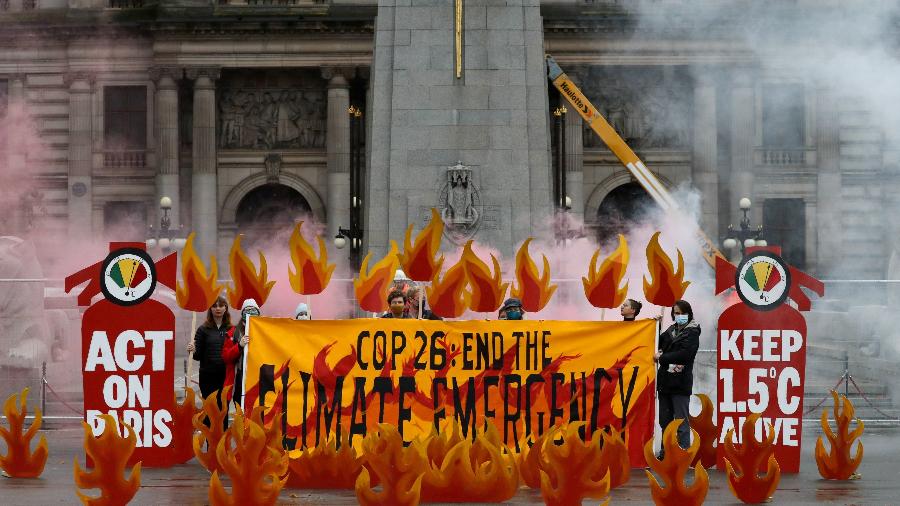 COP26 -Ativistas simulam um incêndio simbólico na George Square com uma instalação artística de chamas falsas e fumaça antes da COP26, que acontece em Glasgow, na Escócia entre 31/10 e 12/11 - RUSSELL CHEYNE/REUTERS