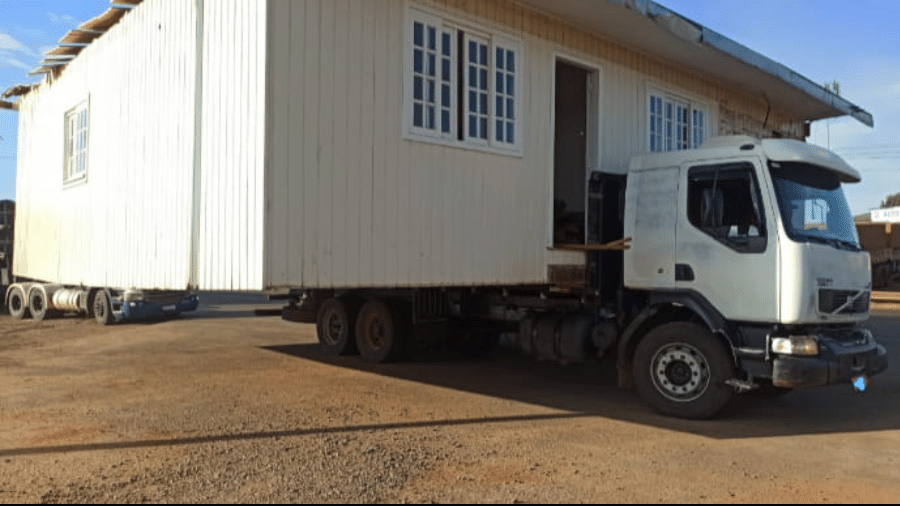 Caminhão não tinha autorização para transportar algo tão largo; duas pessoas foram detidas - PMRv de Santa Catarina/Divulgação