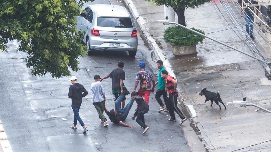 Homem é agredido e arrastado para dentro de comunidade em São Paulo - Keiny Andrade / Colaboração para o UOL 