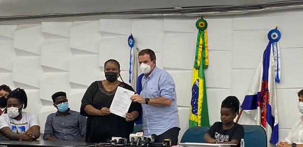 Ivone Lotsove lolo, mãe de Moïse, ao lado do prefeito Eduardo Paes