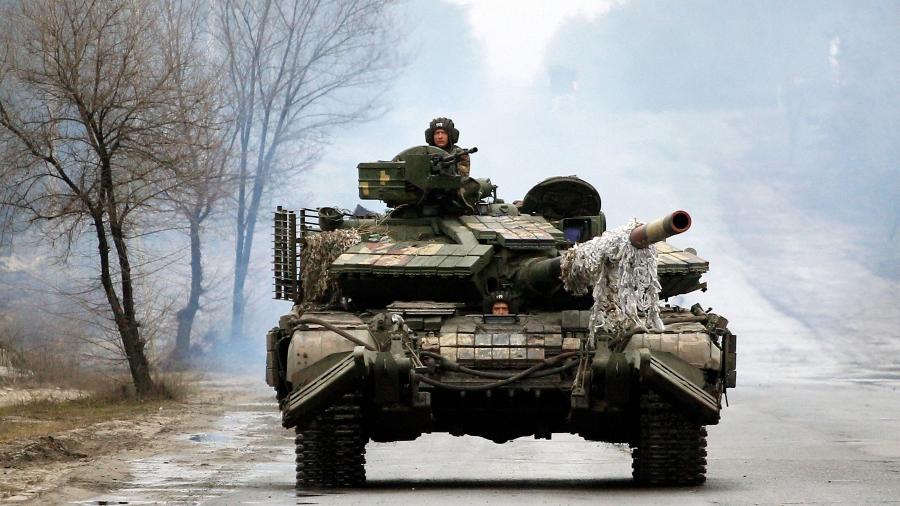 25.fev.2022 - Militares ucranianos em taque que ruma em direção à linha de frente com as forças russas na região de Lugansk, na Ucrânia - Anatolii Stepanov/AFP