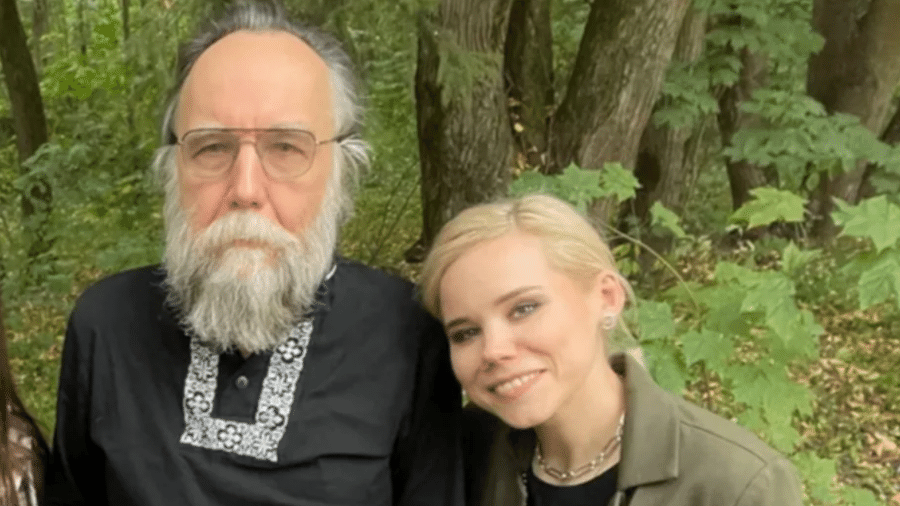 Daria Dugina ao lado do seu pai, o filósofo Alexander Dugin, classificado pela mídia ocidental como um dos principais mentores ideológicos do presidente russo, Vladimir Putin - Reprodução/Telegram