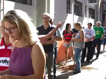 Horário limite da votação: posso votar se estiver na fila às 17h?