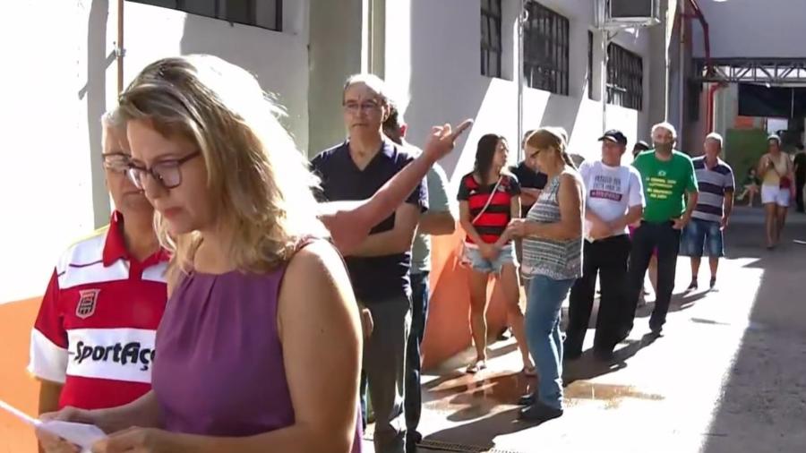 Fila de votação das primeiras pessoas que foram às seções eleitorais na manhã deste domingo (30) - Reprodução/GloboNews