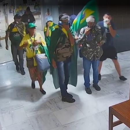 Imagens da câmera de segurança mostram golpistas próximo ao gabinete de Lula
