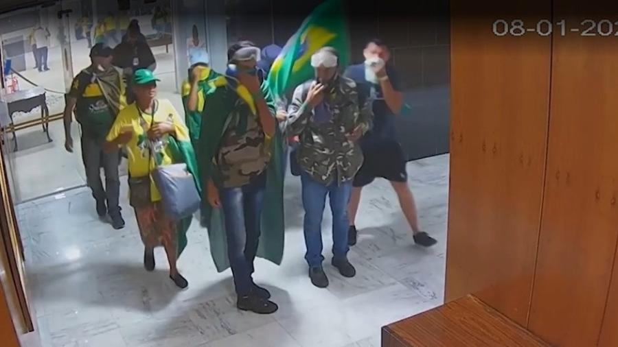 Imagens da câmera de segurança mostram golpistas próximos ao gabinete de Lula - Reprodução