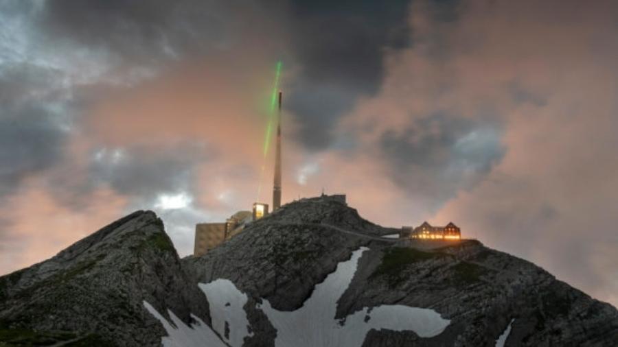 Torre de laser foi instalada ao lado da torre de telecomunicações na montanha Säntis, na Suíça - TRUMPF/Martin Stollberg