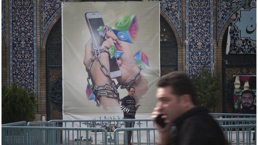 As autoridades iranianas estão fazendo o possível para impedir o compartilhamento de vídeos e fotos de protestos contra o governo - GETTY IMAGES