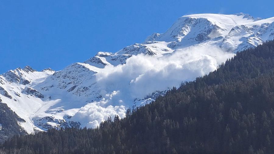 A avalanche de neve foi registrada no domingo na geleira Armancette, na localidade de Les Contamines-Montjoie - Domaine Skiable des Contamines-Montjoie SECMH / @domaineskiable via REUTERS