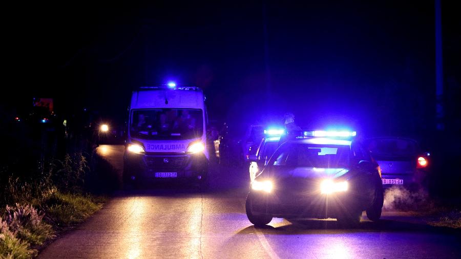 Polícia e resgate no local de um tiroteio em Malo Orasje, na Sérvia - Antonio Bronic/Reuters