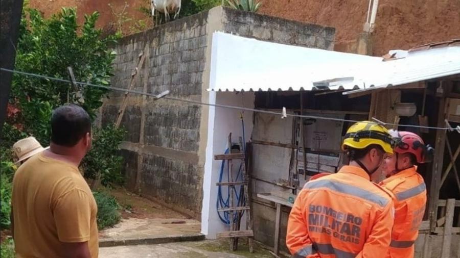 Bombeiros resgatam boi em telhado - Reprodução/Corpo de Bombeiros de MG