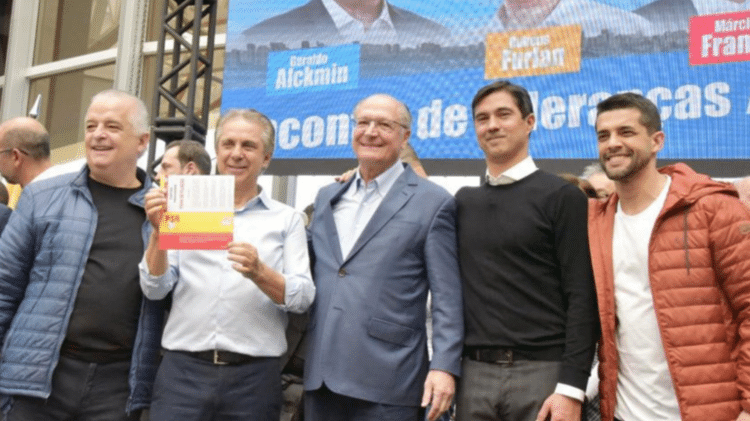 Márcio França e Alckmin filiam Rubens Furlan (de camisa), prefeito de Barueri, ao PSB