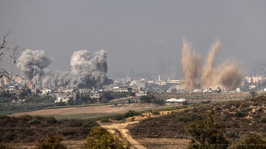 Fumaça subindo sobre o norte da Faixa de Gaza após um ataque israelense