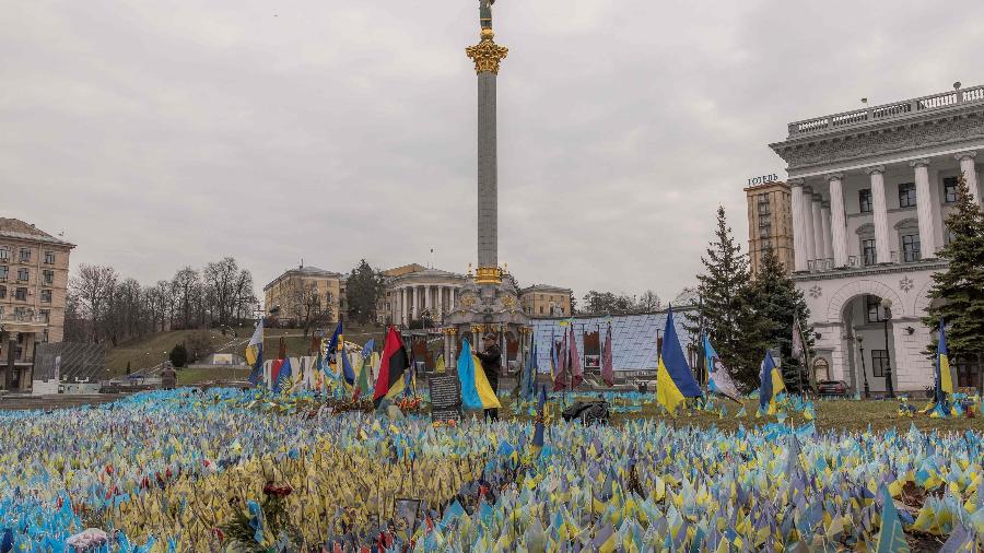 Bandeiras na Praça da Independência, em Kiev, na Ucrânia, lembra os soldados mortos na guerra, no segundo aniversário da invasão russa