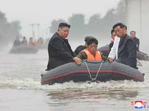Kim Jong-un visita áreas inundadas de bote após chuvas na Coreia do Norte