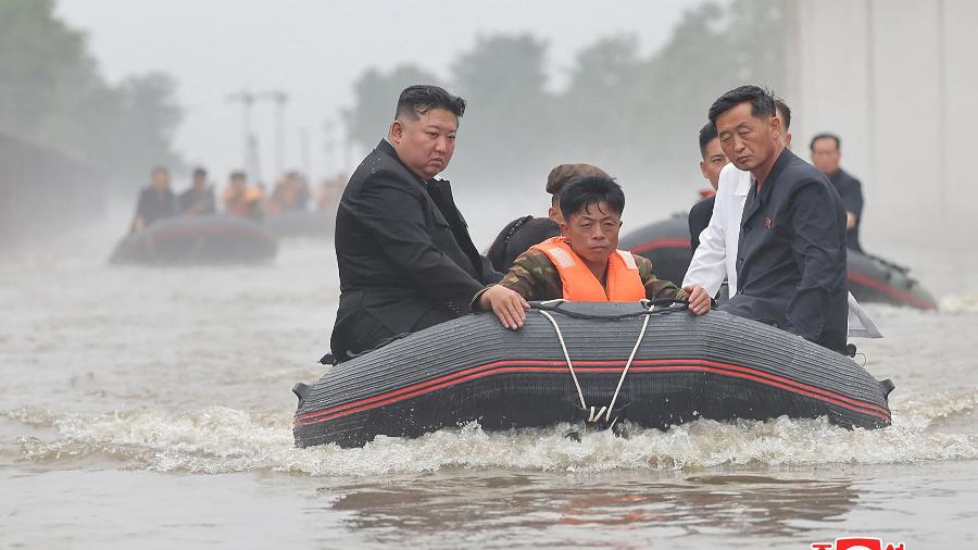 Líder norte-coreano Kim Jong-un visita uma área afetada por enchentes perto da fronteira com a China em 29 de julho