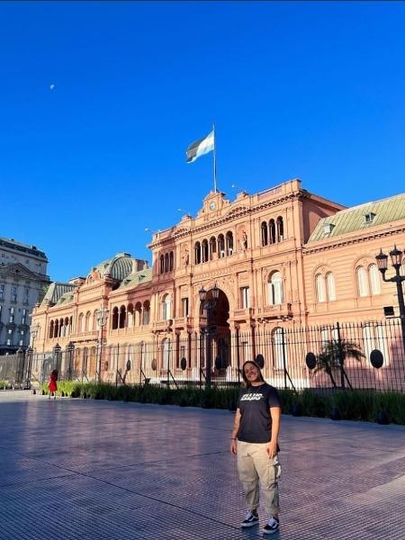 Ana Julia em frente à Casa Rosada; custo de vida na Argentina aumentou