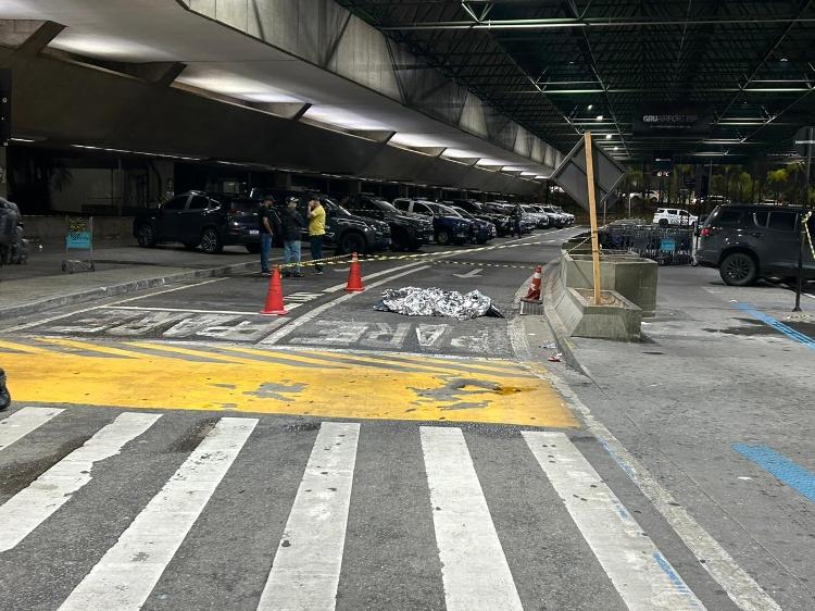 Perícia é realizada no local onde o empresário foi alvo de um ataque a tiros no aeroporto de Guarulhos