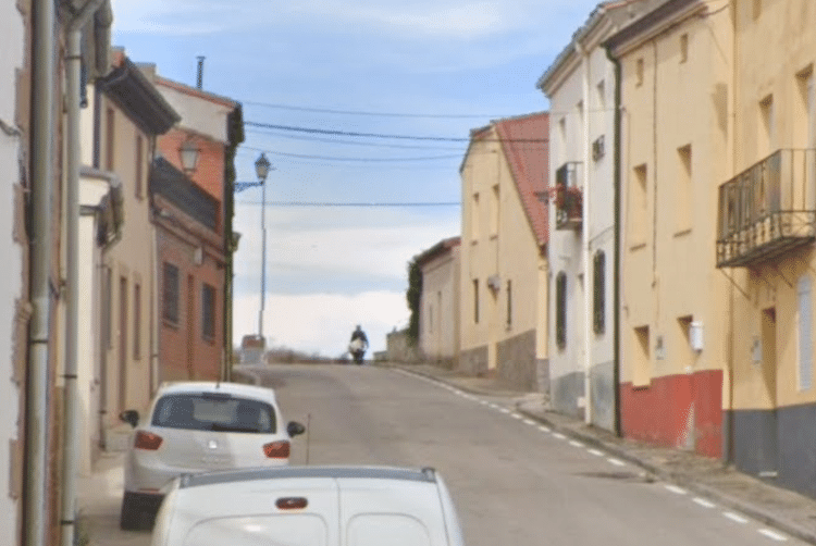 Imagem do Google Street View mostra homem carregando um saco branco em um carrinho de mão