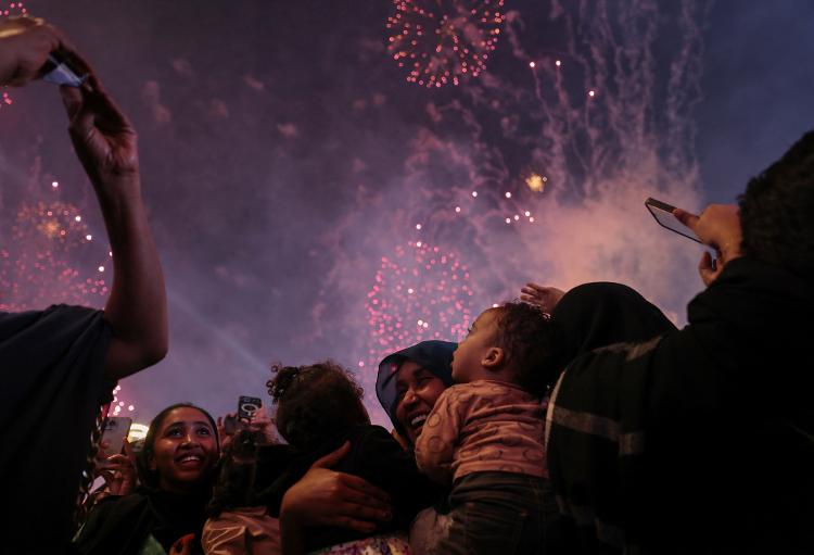 Mulher celebra a passagem de ano durante festa em Doha, no Qatar