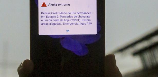 Só 3 pessoas podem acionar: como é o alerta de chuva pelo celular no Rio