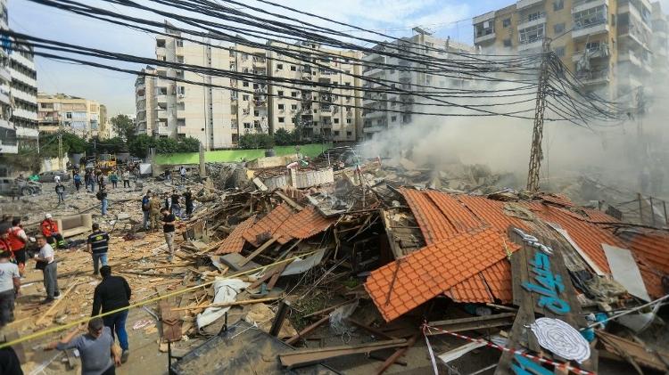 28.mar.2025 - Pessoas próximas a escombros em Beirute após um bombardeio israelense 28.mar.2025 - Pessoas próximas a escombros em Beirute após um bombardeio israelense