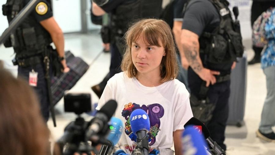10.jun.2025 - A ativista sueca Greta Thunberg fala com jornalistas após chegar no aeroporto Charles de Gaulle, em Paris 10.jun.2025 - A ativista sueca Greta Thunberg fala com jornalistas após chegar no aeroporto Charles de Gaulle, em Paris