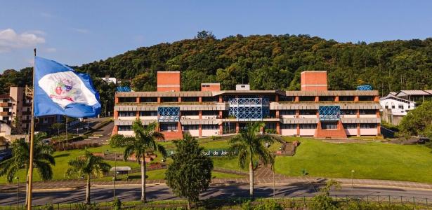 Concurso em Joinville oferece 155 vagas e tem salários de até R$ 12 mil