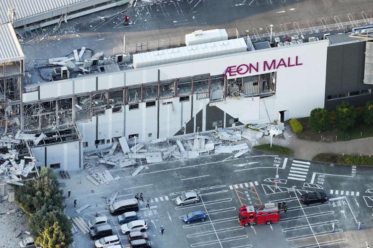 28.jul.2026 - Shopping em Kumamoto desabou após terremoto no Japão