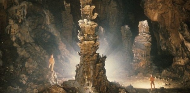 Andrew Eavis e um colega observam grande formação rochosa no meio de uma caverna em Guilin, na China - BBC Brasil