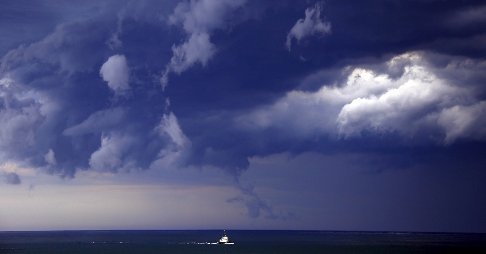 6.nov.2015 - Barco navega sob tempestade ao longo da costa em direção a cidade de Sydney, na Austrália