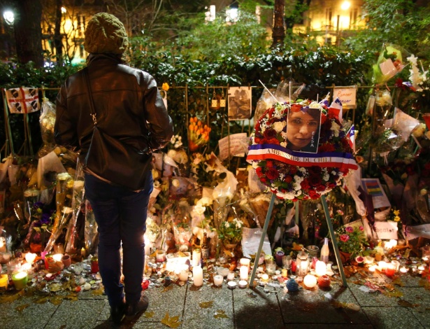 Memorial perto do Bataclan reúne objetos e flores para as vítimas dos atentados em Paris