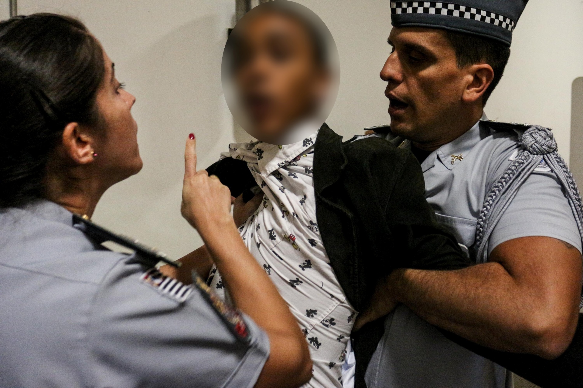 1º.mar.2016 - Estudantes são retirados à força pela Policia Militar de dentro da Alesp (Assembleia Legislativa do Estado de São Paulo). Os manifestantes, que protestavam contra a "máfia da merenda", foram encaminhados para 36º Distrito Policial. O Deputado Coronel Telhada exigiu a retirada deles, após alegar ter sido ofendido pelos mesmos - Rogério Padula/Futura Press/Estadão Conteúdo