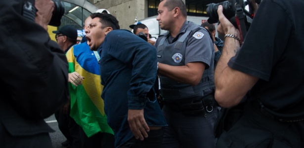 Manifestante é detido na avenida Paulista, na área central de São Paulo, por violência e desacato a autoridade - Bruna Costa/Raw Image/Estadão Conteúdo - 11.mai.2016